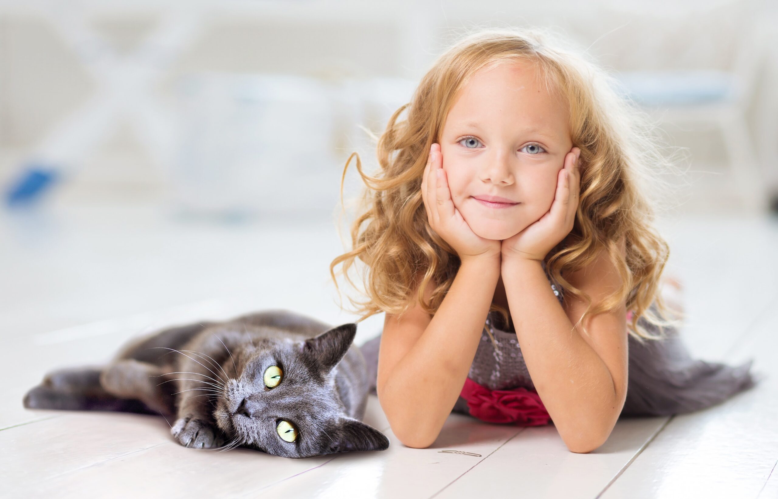 chat et petite fille Psy Cat Comportementaliste félin Nice Monaco